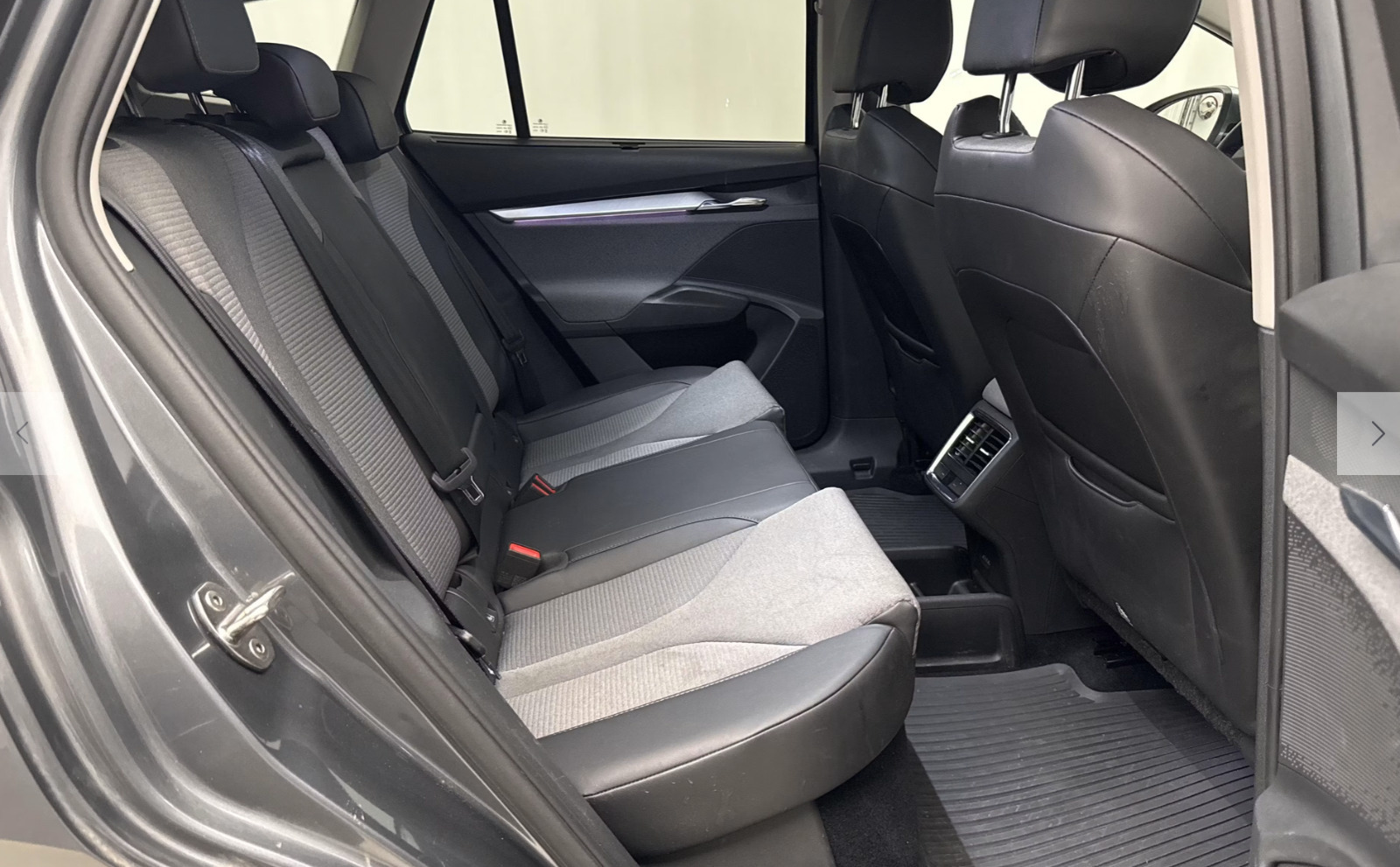 Grå Skoda Enyaq fra 2023