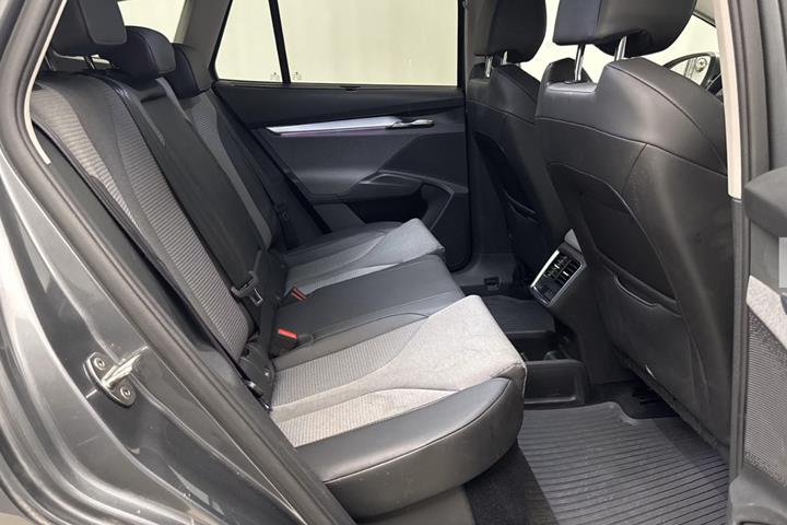 Grå Skoda Enyaq fra 2023