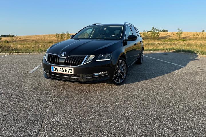 Sort Skoda Octavia fra 2019 set udefra