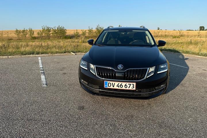 Sort Skoda Octavia fra 2019