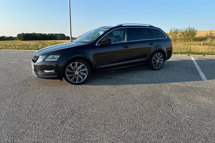 Sort Skoda Octavia fra 2019