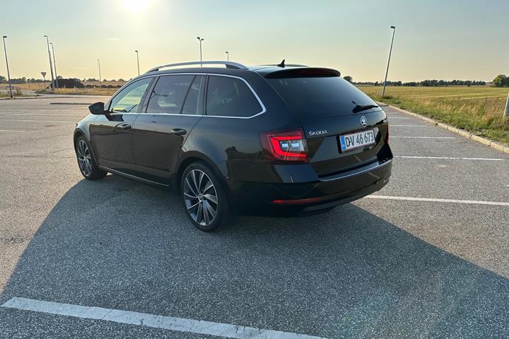 Sort Skoda Octavia fra 2019
