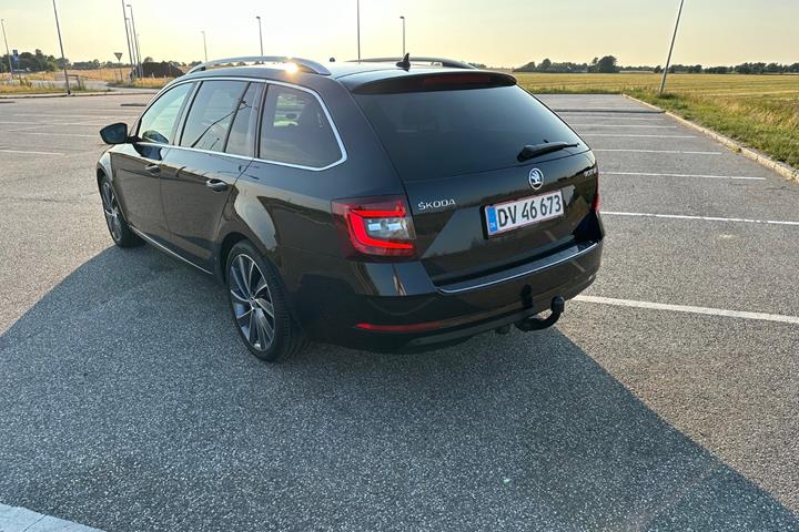 Sort Skoda Octavia fra 2019