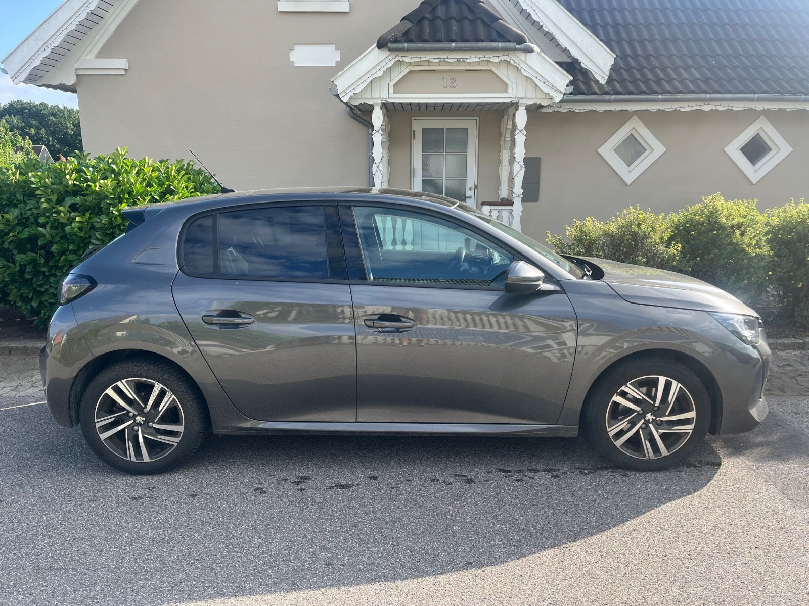 Grå Peugeot 208 fra 2020
