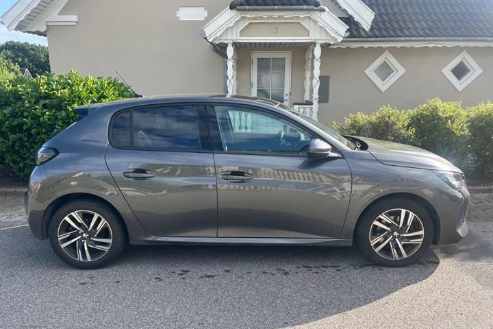 Grå Peugeot 208 fra 2020