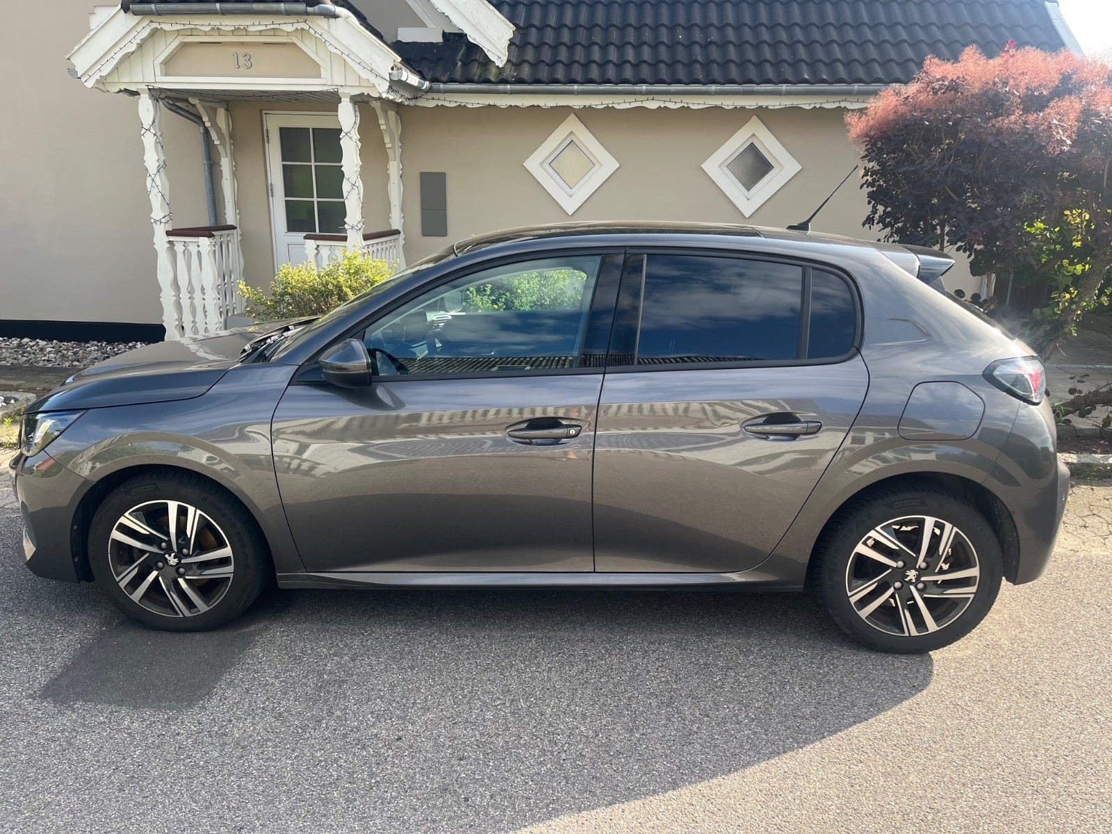 Grå Peugeot 208 fra 2020