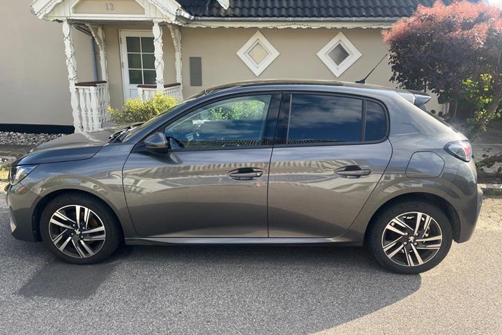 Grå Peugeot 208 fra 2020