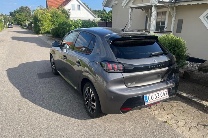 Grå Peugeot 208 fra 2020