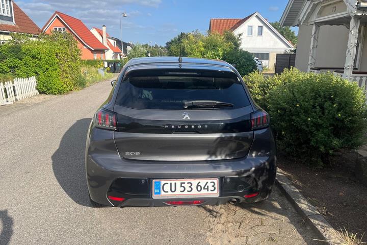 Grå Peugeot 208 fra 2020