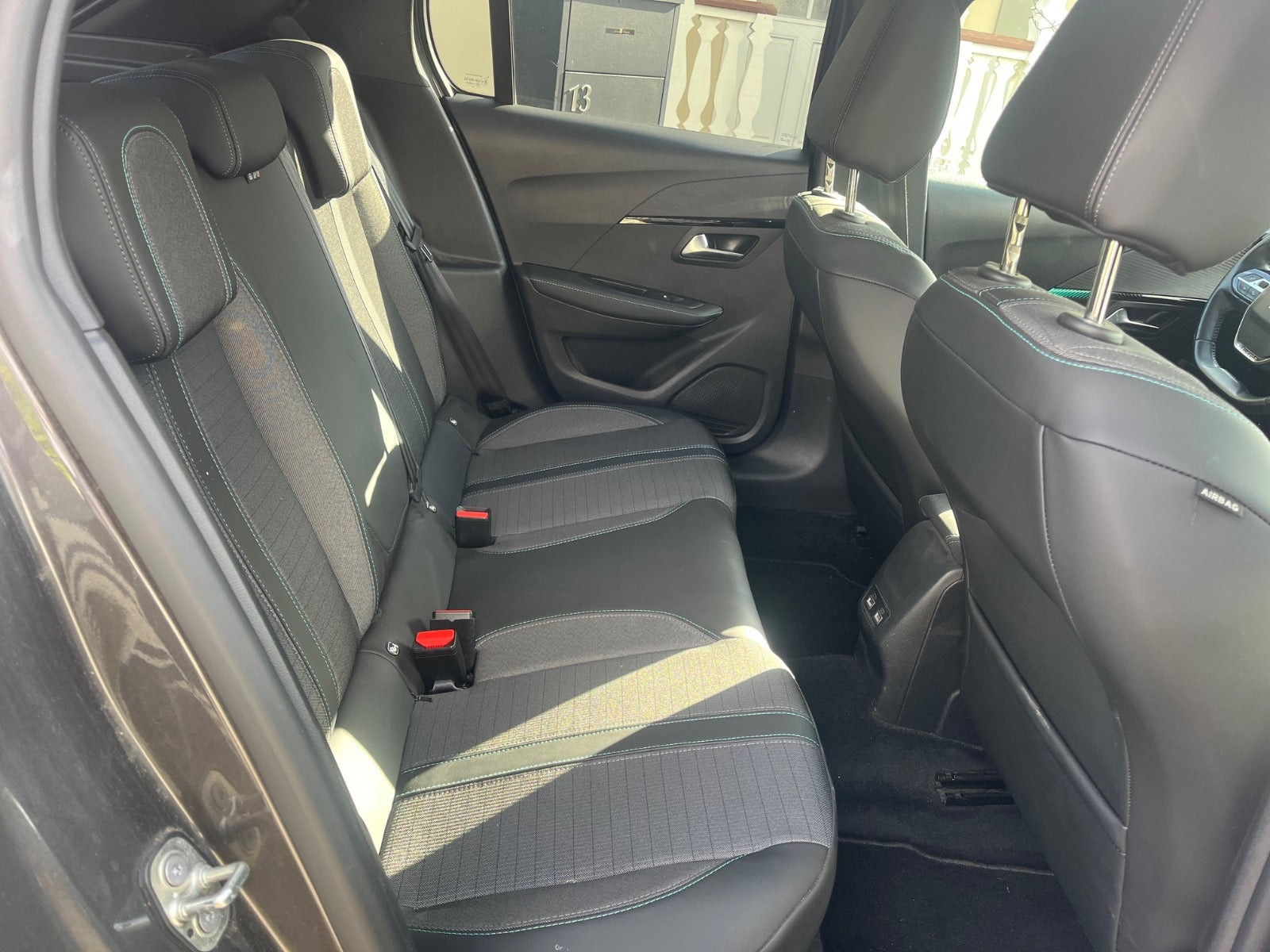 Grå Peugeot 208 fra 2020