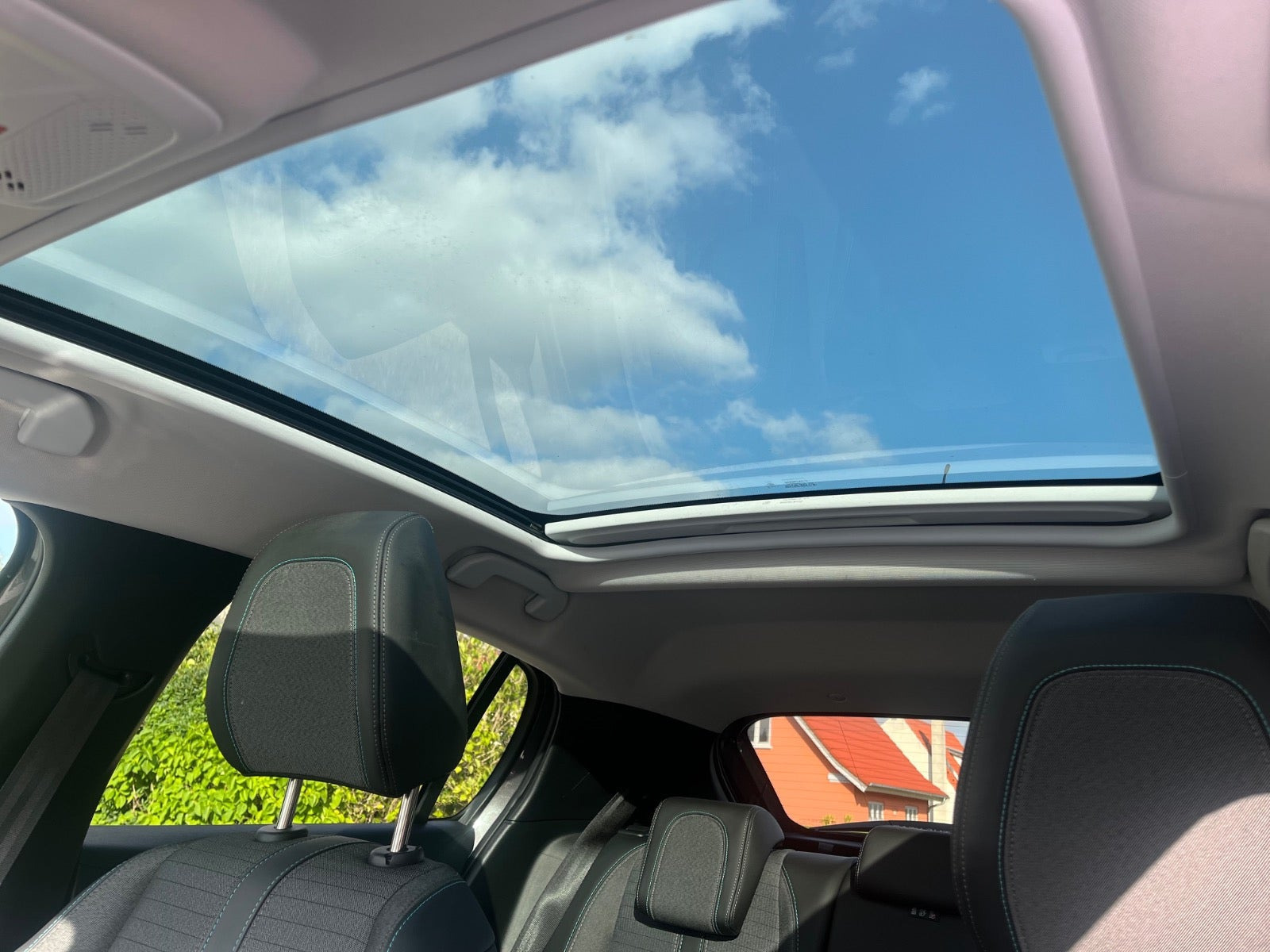 Grå Peugeot 208 fra 2020