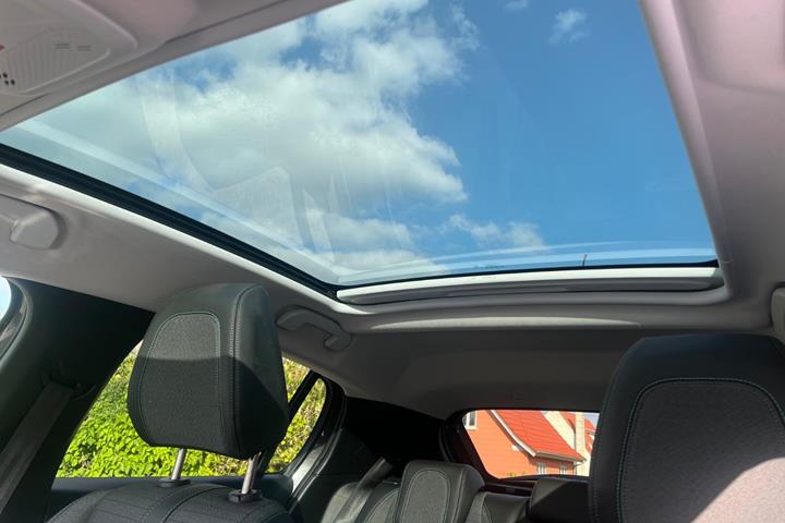 Grå Peugeot 208 fra 2020