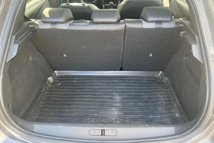 Grå Peugeot 208 fra 2020