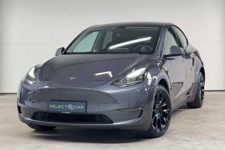 Grå Tesla Model Y fra 2023
