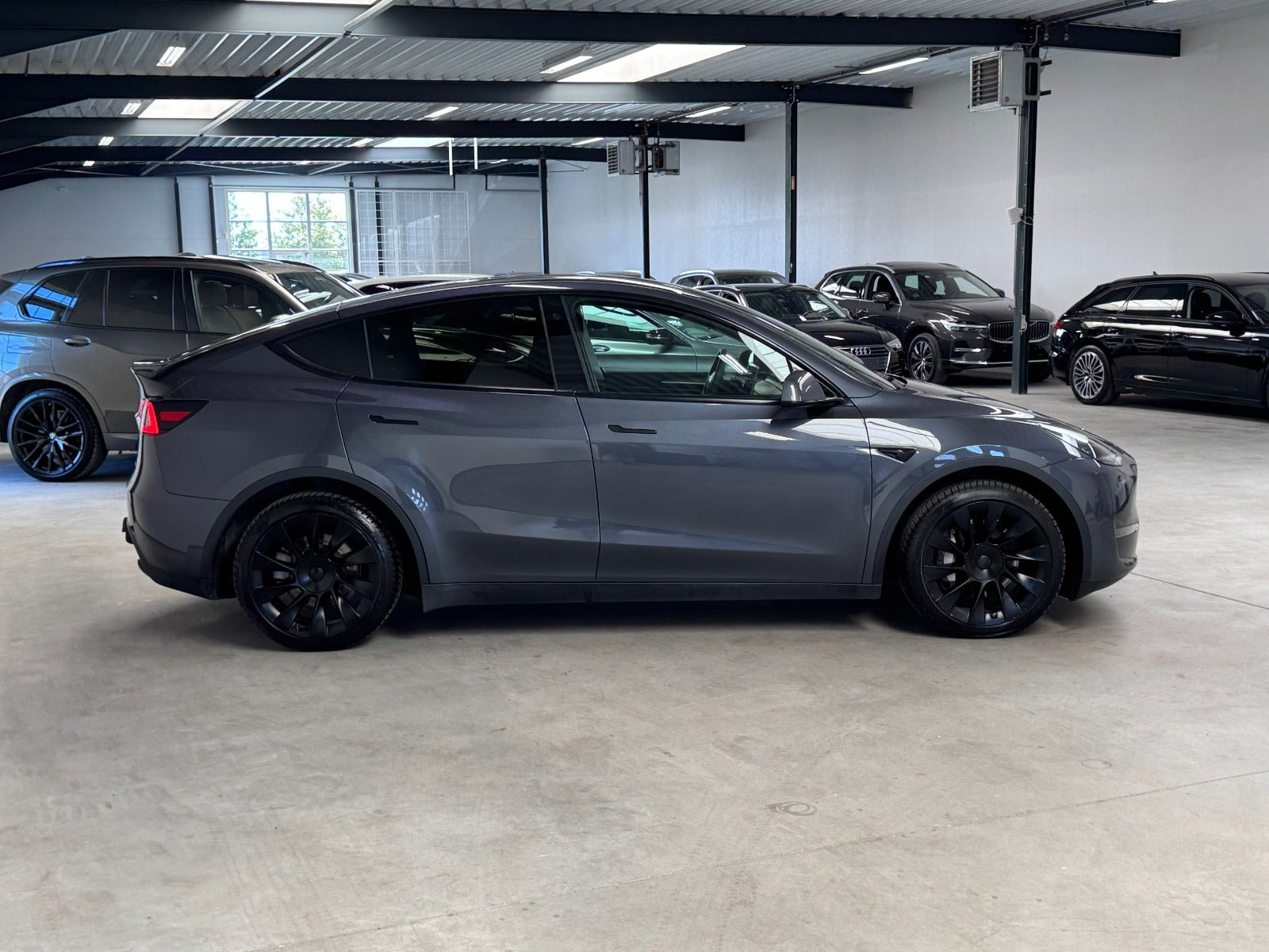 Grå Tesla Model Y fra 2023