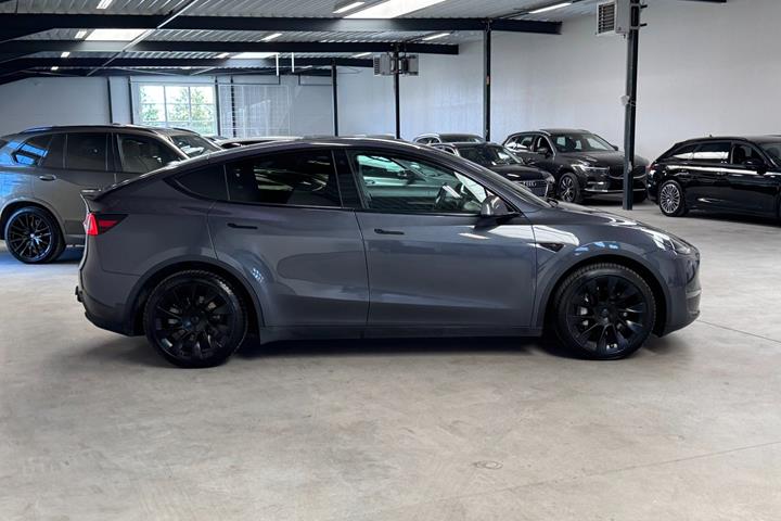 Grå Tesla Model Y fra 2023