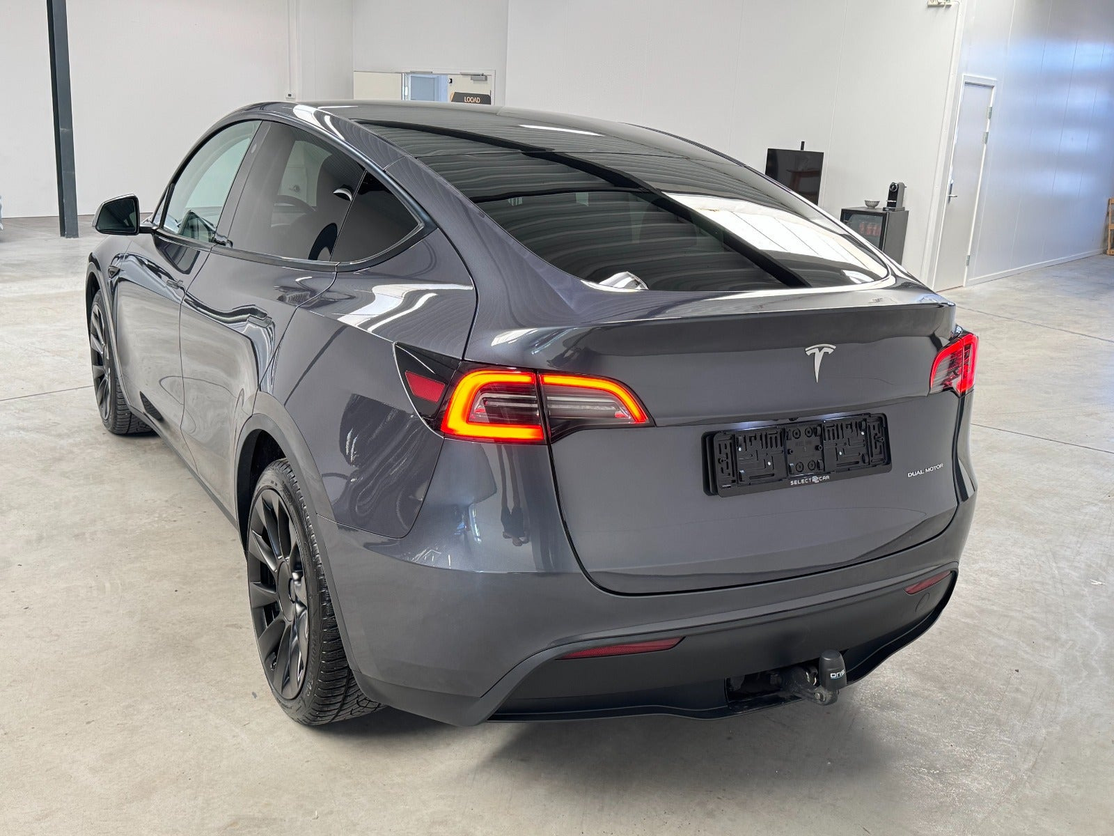 Grå Tesla Model Y fra 2023