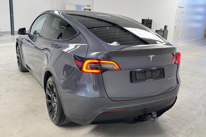 Grå Tesla Model Y fra 2023