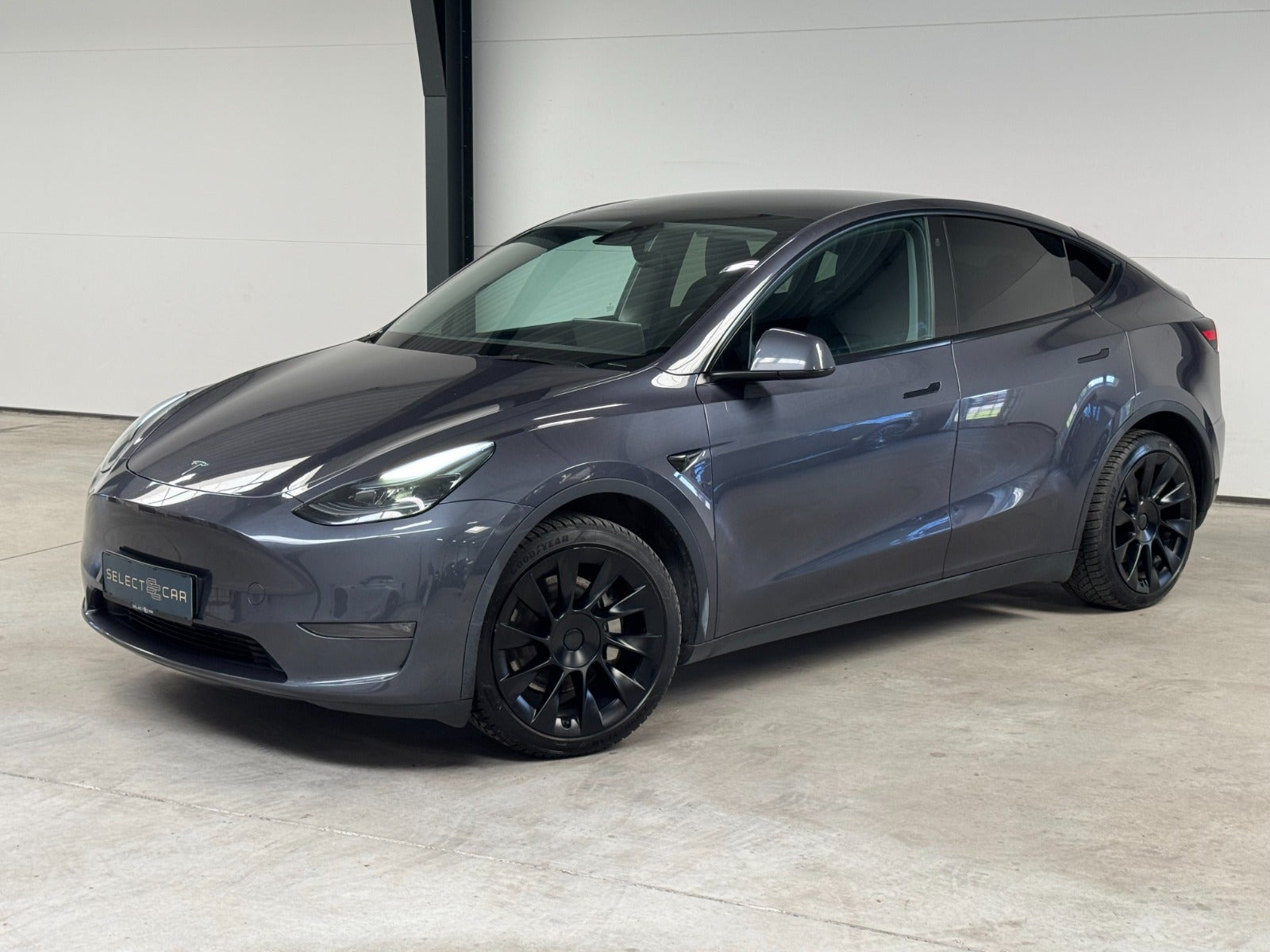 Grå Tesla Model Y fra 2023