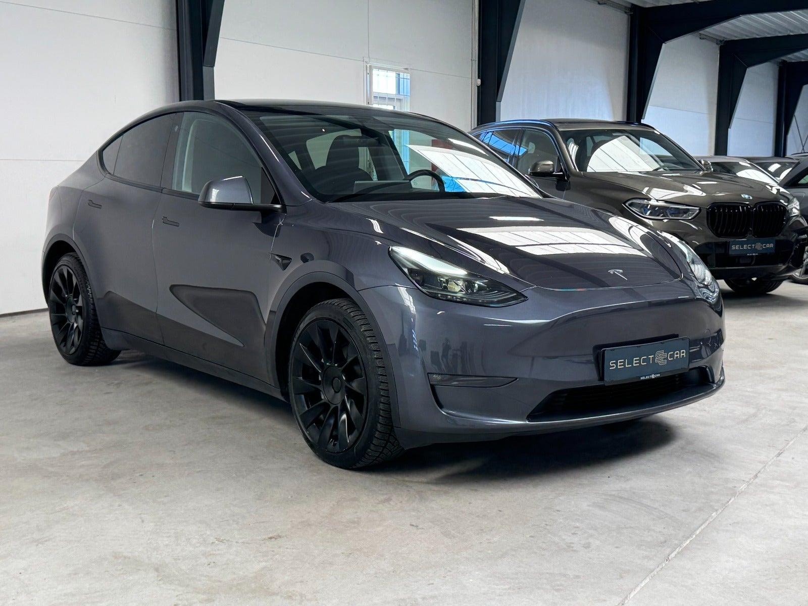 Grå Tesla Model Y fra 2023