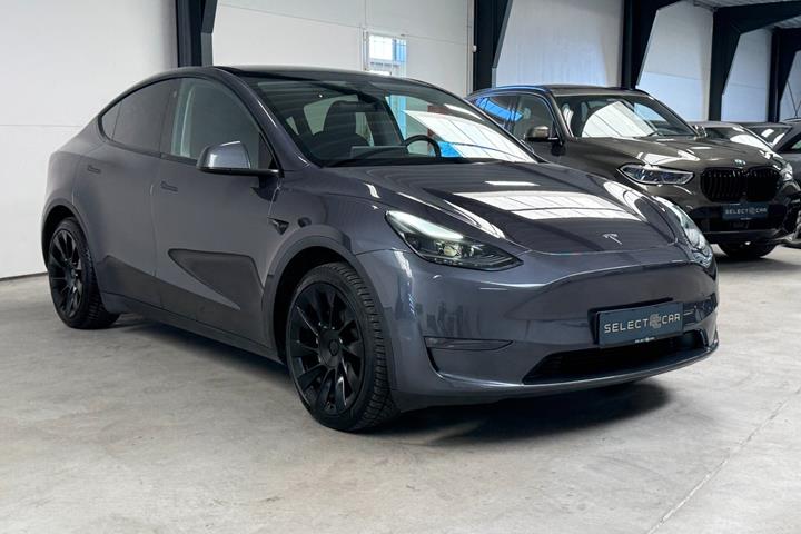 Grå Tesla Model Y fra 2023