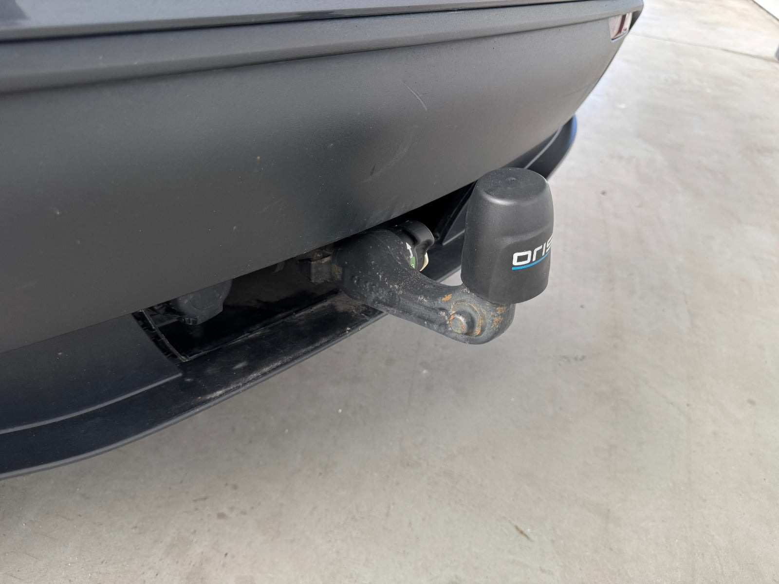 Grå Tesla Model Y fra 2023