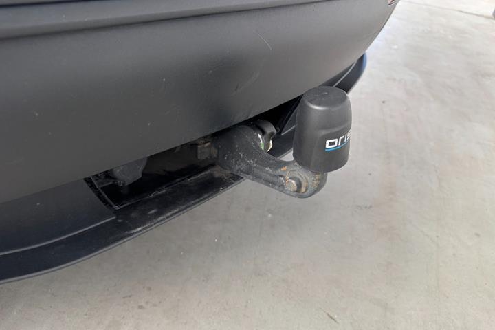 Grå Tesla Model Y fra 2023