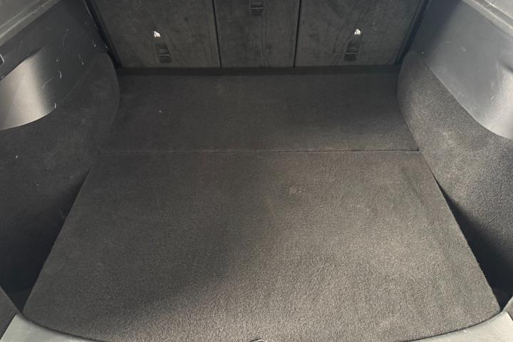 Grå Tesla Model Y fra 2023