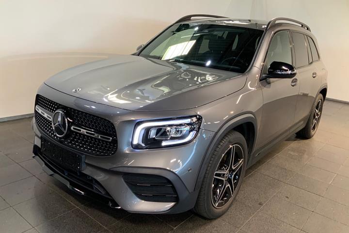 Grå Mercedes GLB200 d fra 2021 set udefra
