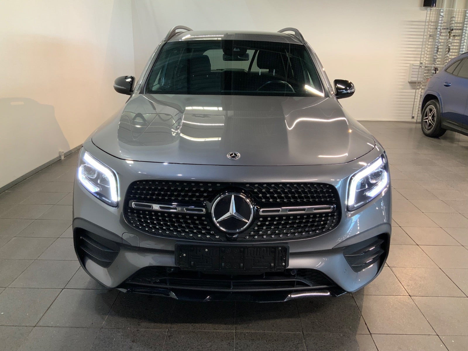 Grå Mercedes GLB200 d fra 2021