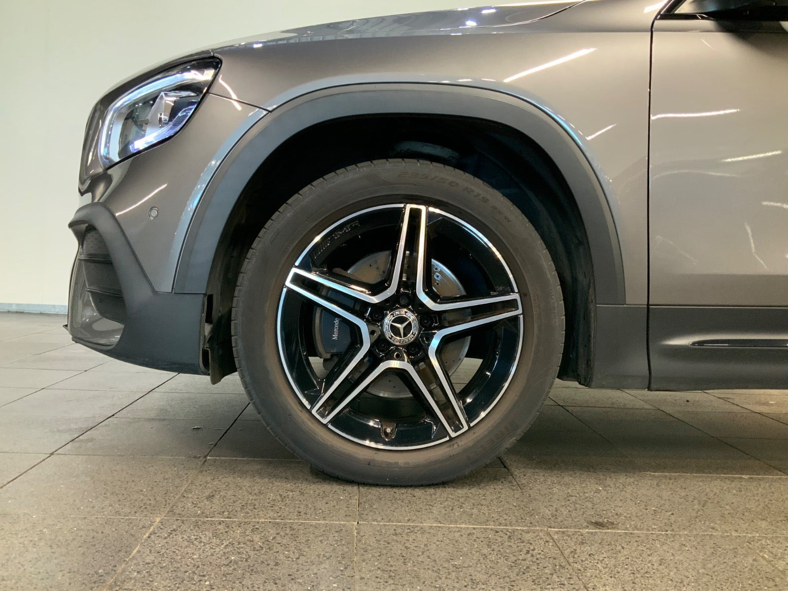 Grå Mercedes GLB200 d fra 2021