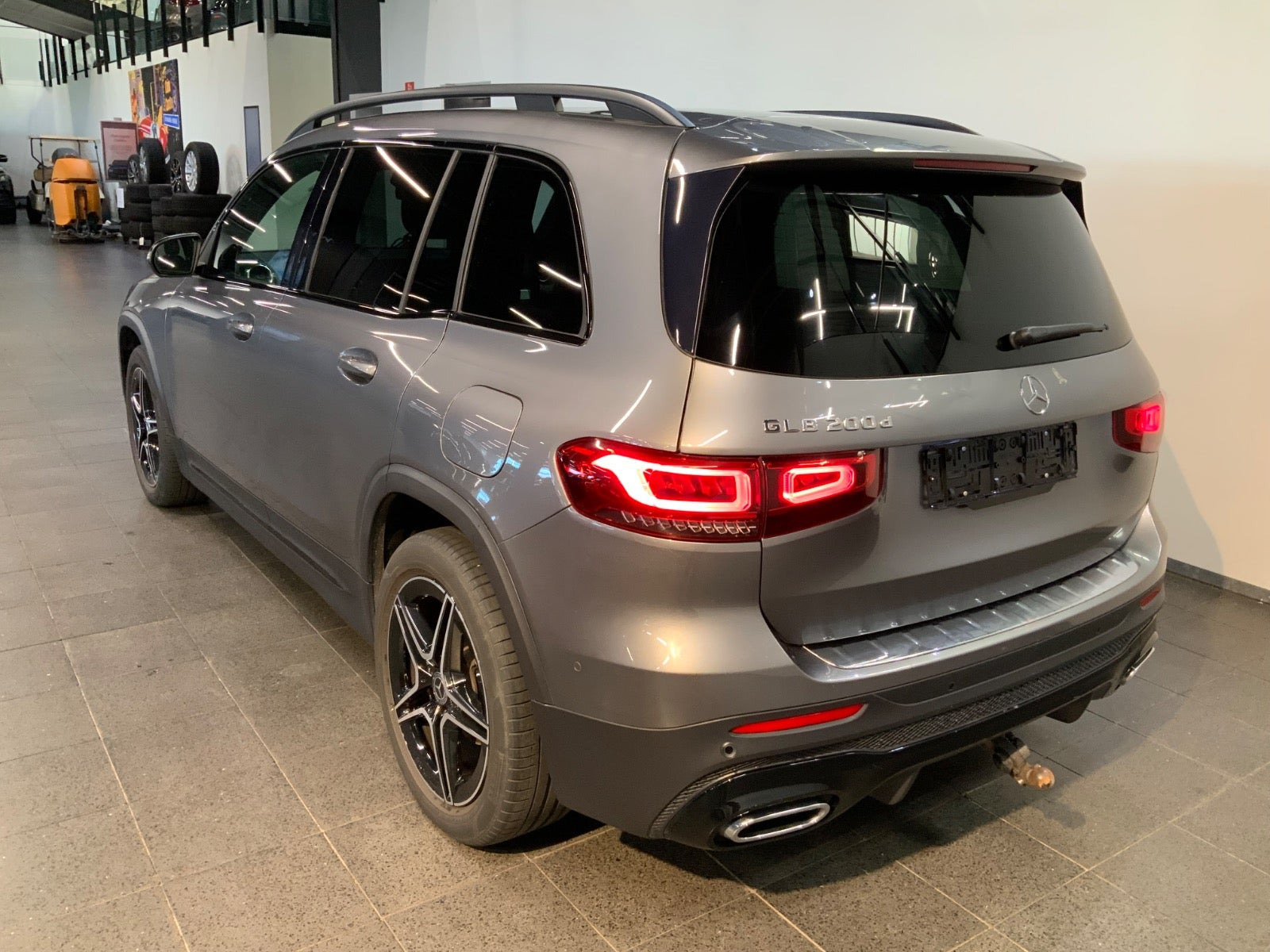 Grå Mercedes GLB200 d fra 2021