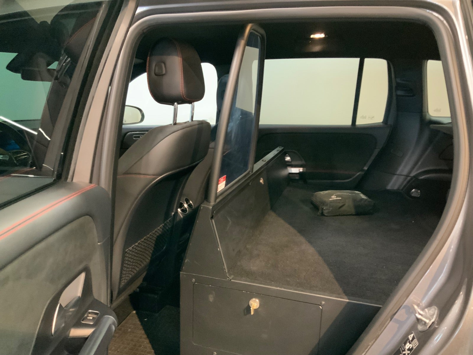 Grå Mercedes GLB200 d fra 2021