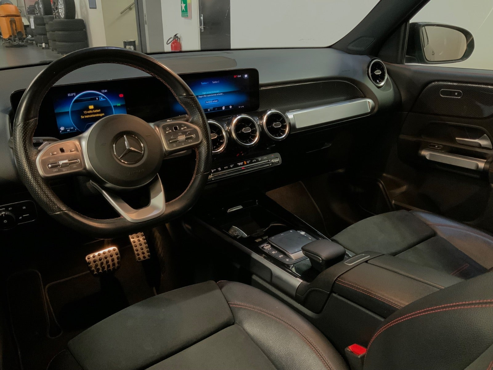 Grå Mercedes GLB200 d fra 2021