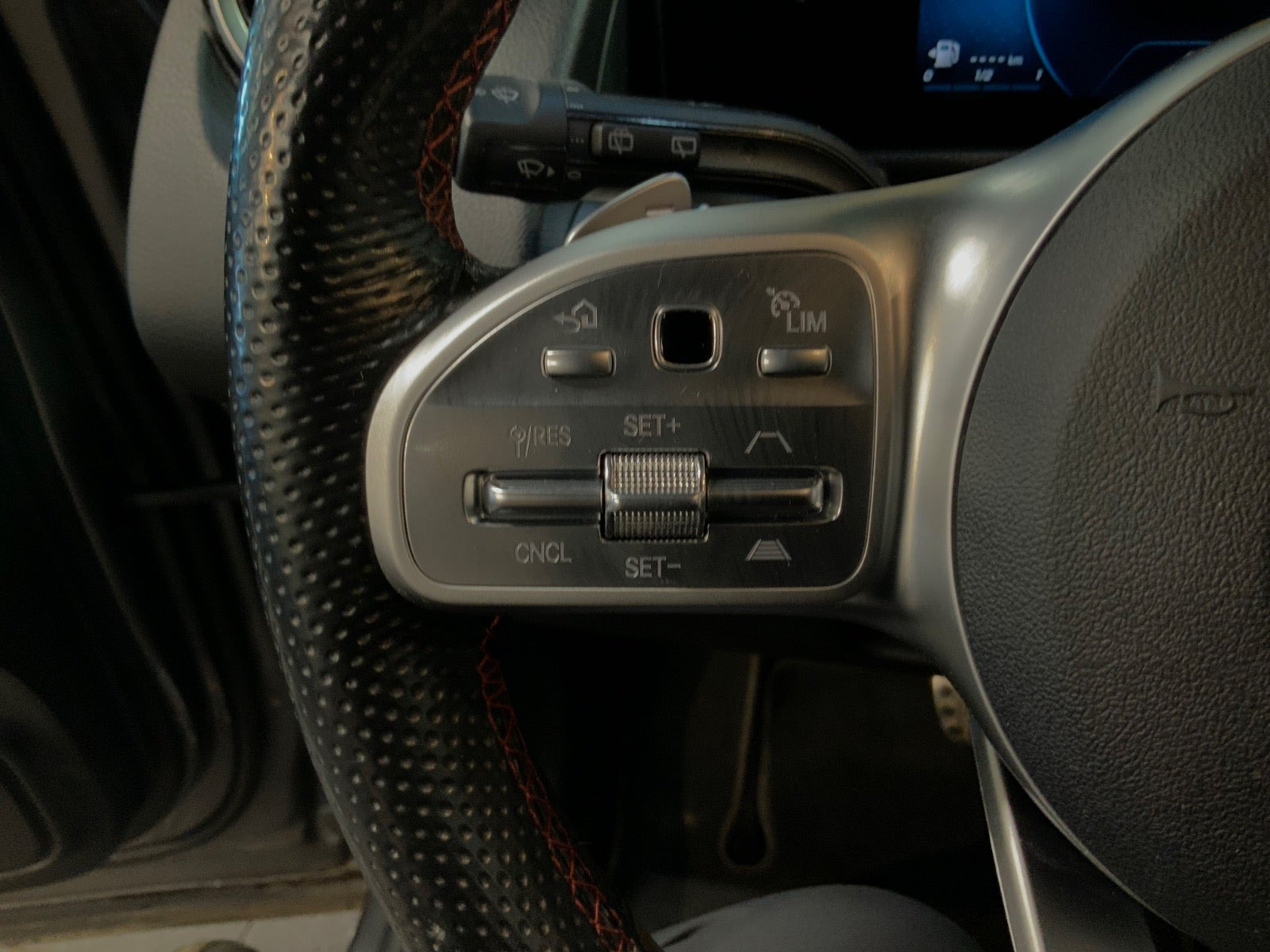 Grå Mercedes GLB200 d fra 2021
