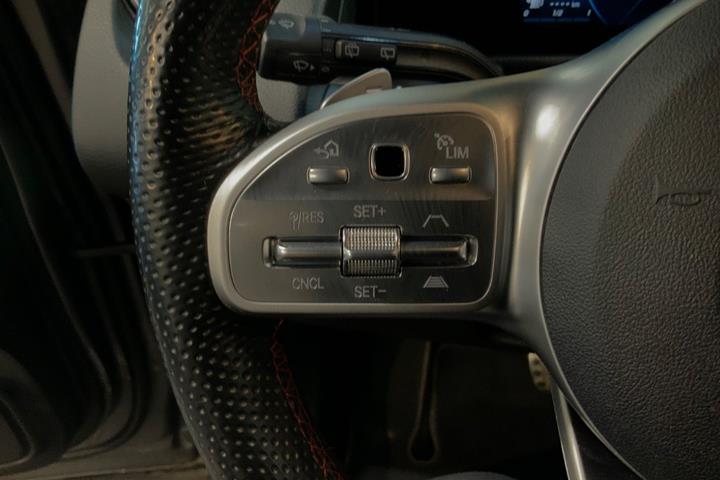 Grå Mercedes GLB200 d fra 2021