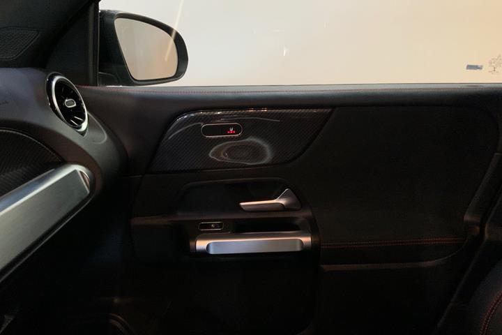Grå Mercedes GLB200 d fra 2021