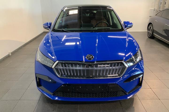 Blå Skoda Enyaq fra 2022