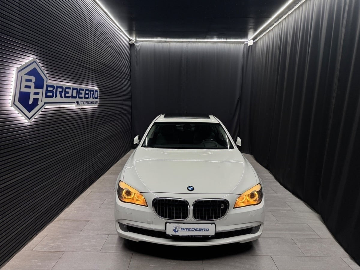 Hvid BMW 750i fra 2009
