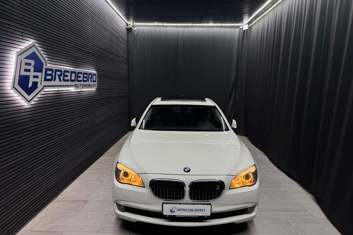 Hvid BMW 750i fra 2009