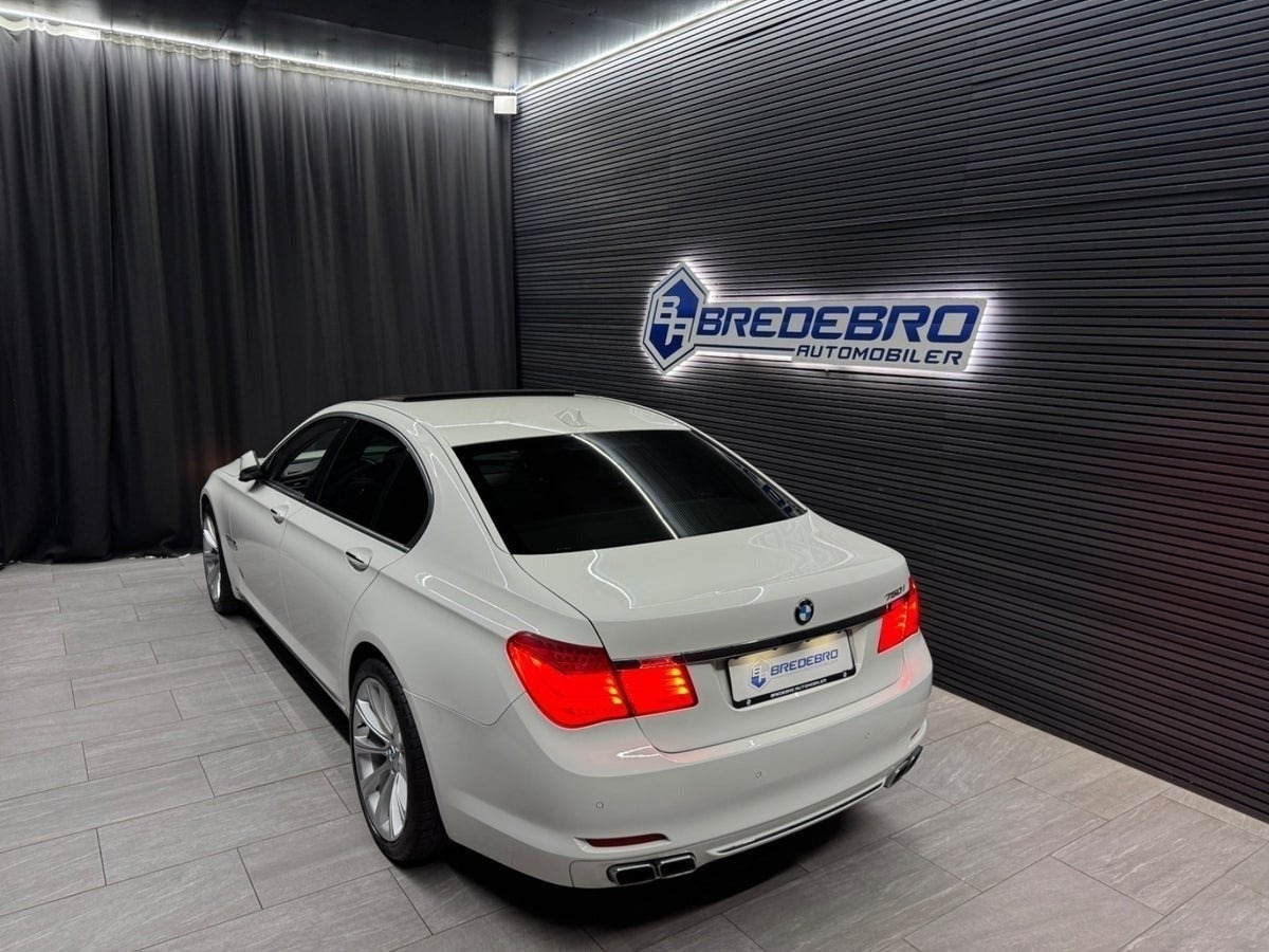 Hvid BMW 750i fra 2009