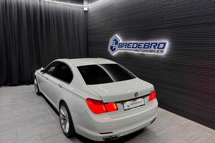 Hvid BMW 750i fra 2009