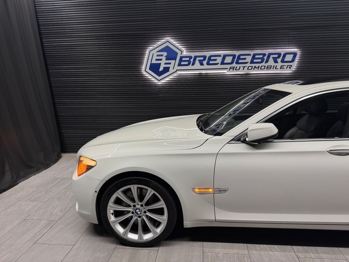 Hvid BMW 750i fra 2009