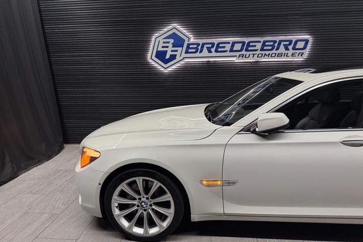 Hvid BMW 750i fra 2009
