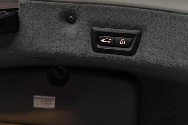 Hvid BMW 750i fra 2009