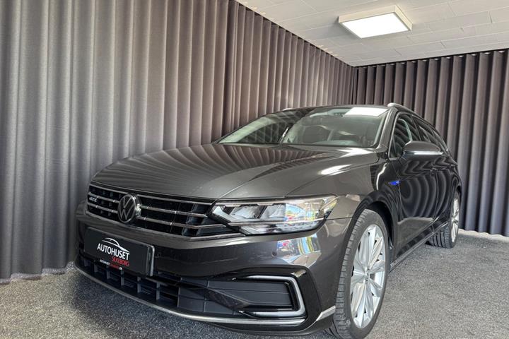 Grå VW Passat fra 2022
