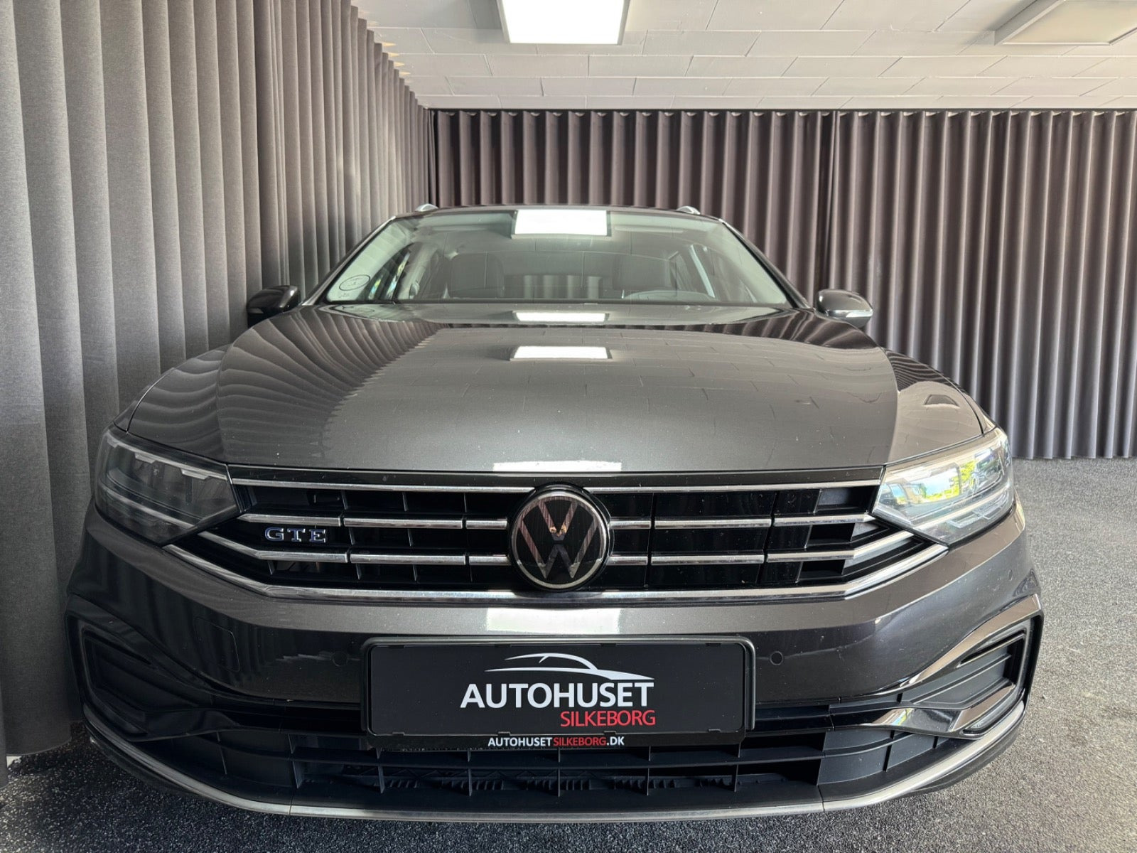 Grå VW Passat fra 2022