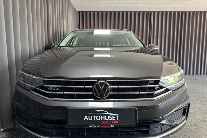 Grå VW Passat fra 2022