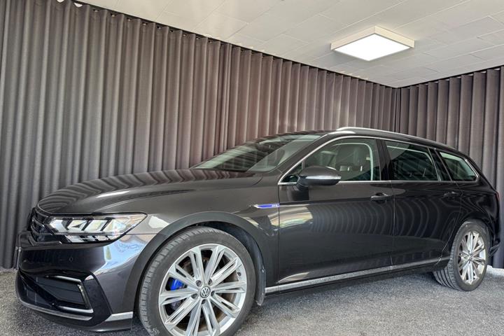 Grå VW Passat fra 2022