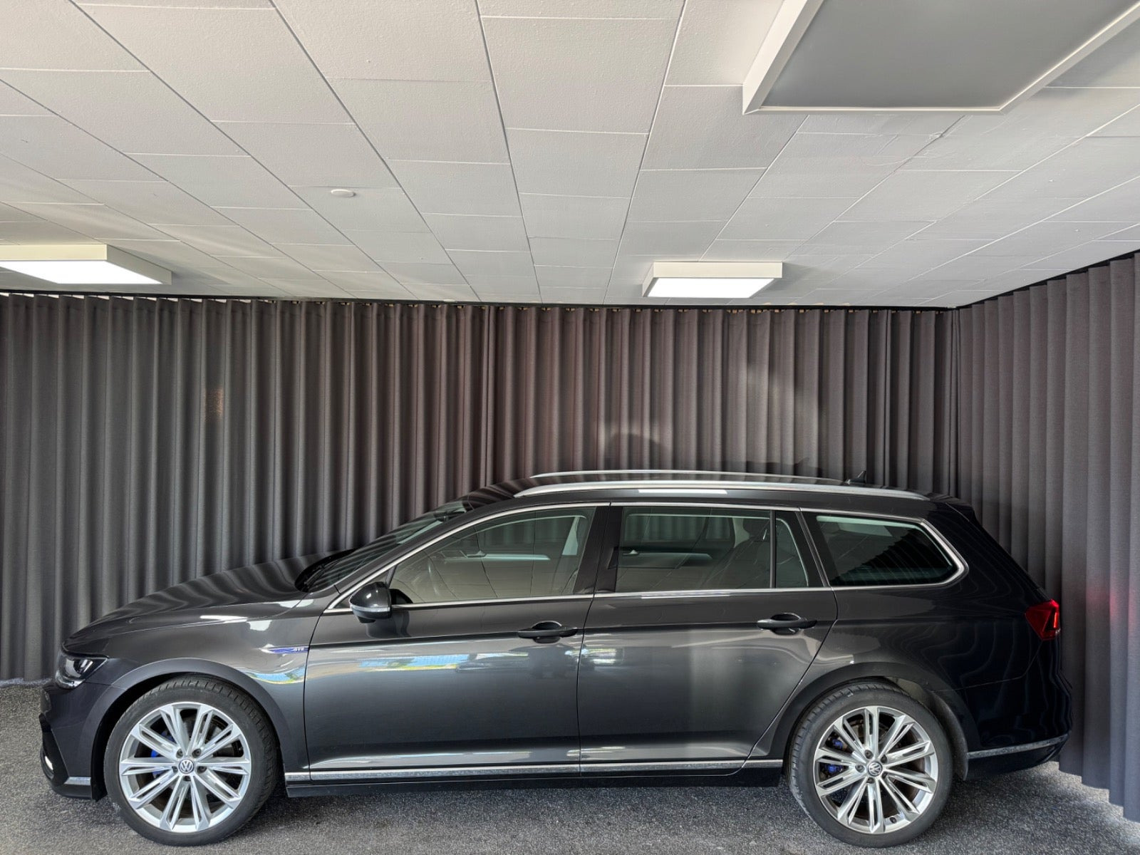 Grå VW Passat fra 2022